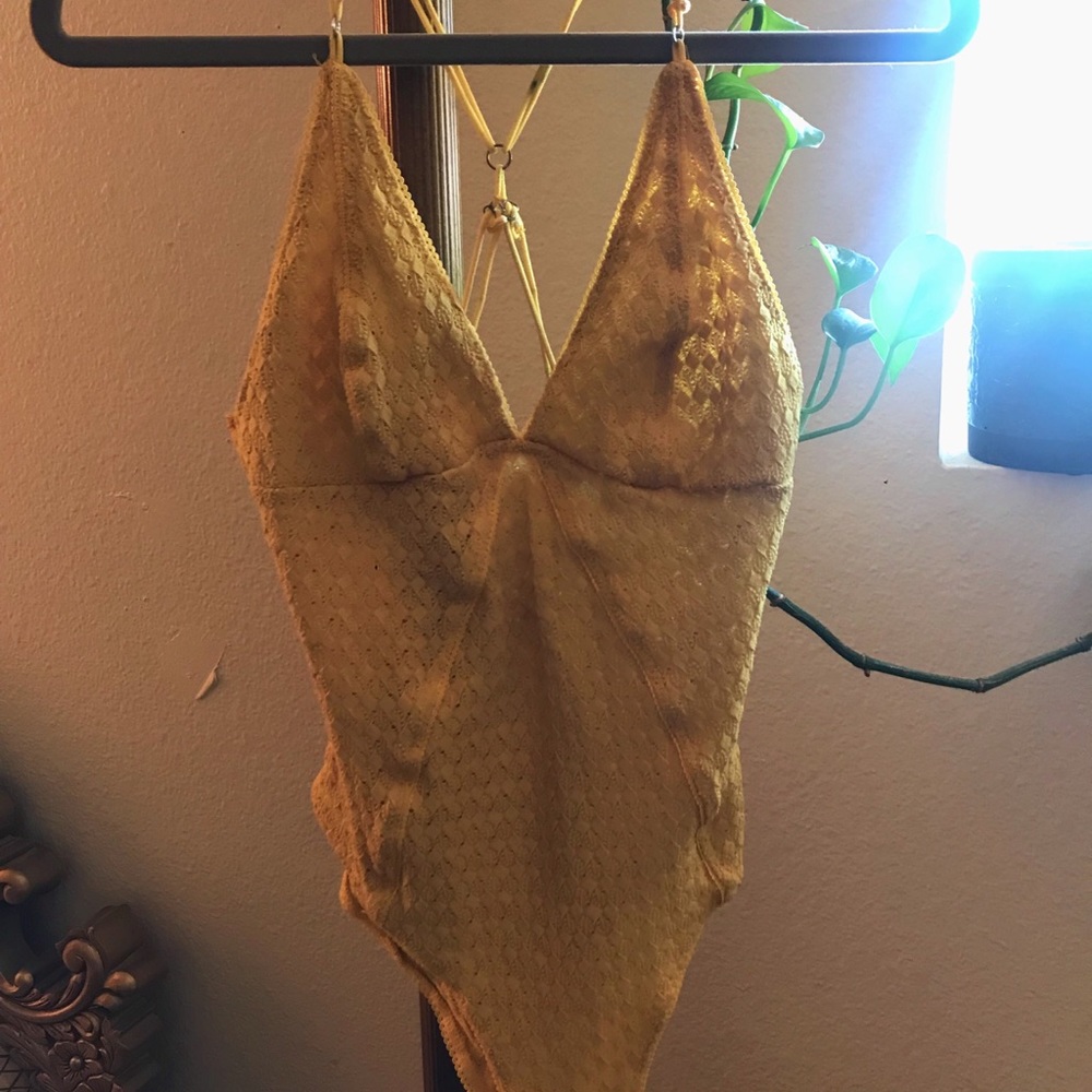 Backless yellow one piece - Picture 2 of 5